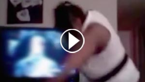 شاهد كيف عرّضت وصلة رقص امرأة لموقف محرج امام زوجها