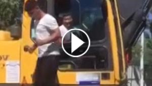 عامل يخاطر بنفسه في المشي الرياضي على عجلات حفار.. فيديو