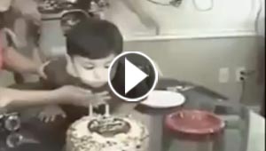 شاهد ماذا فعل طفل عندما اشعلت والدته الشموع في عيد ميلاده