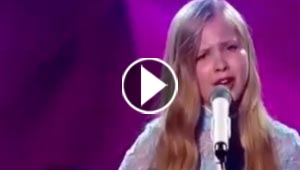 طفلة تبهر لجنة التحكيم ببرنامج المواهب وتحصل على باز ذهبي.. فيديو