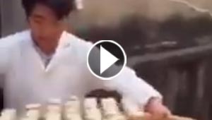 خباز صيني بارع يجتذب السياح على طريقته الخاصة.. شاهده