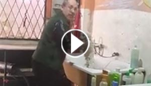 فيديو وصور.. 4 ملايين شاهدوا رقصة الكلب مع صاحب صالون الحلاقة