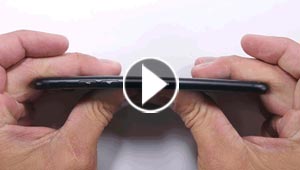  بعض المهووسين اشتروا آيفون 7.. كي يحطموه!