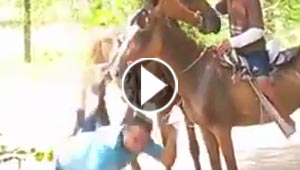 فيديو طريف.. سقوط مضحك لرجل حاول ركوب حصان
