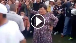 مجموعة من العجائز في وصلة رقص شبابية