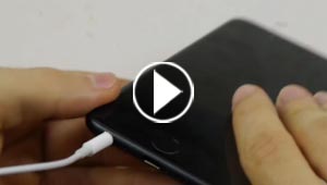 فيديو ساخر لحفر فتحة في ايفون 7 لسماعة الرأس يدمر مئات الاجهزة!