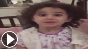 فيديو مؤثر.. طفلة سورية تواسي والدتها وتدهش الآلاف