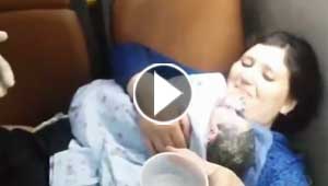 سائق حافلة يوثق ولادة امرأة كانت تسافر معه داخل الباص.. فيديو