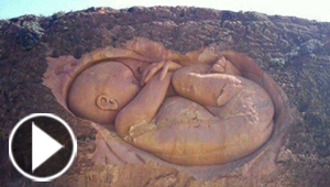 صور الجبل الحامل ومنحوتة جنين في بطن تجذب الملايين