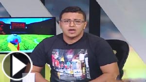شاب مصري يتعرض لموقف مضحك وهو يقلد معلق رياضي.. فيديو