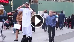 فيديو مؤثر: رد فعل أمريكيين وهو يسمعون القرآن لأول مرة من مسلم 