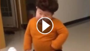 فيديو طريف: طفل صيني ثقيل الوزن خفيف الدم في وصلة رقص حماسية 