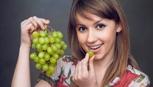 العنب الأحمر أم الأخضر أم الأسود؟ أيهم أفضل لصحتك؟