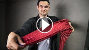 مخترع بريطاني يصمم ملابس تنمو وتتوسع مع جسم الطفل.. فيديو
