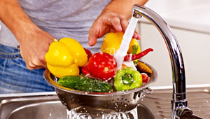 مجموعة أطعمة لا تحتاج أبداً غسلها.. بعضها سيصدمك!