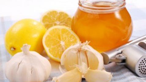 ثوم وعسل وليمون.. ما هي أسباب نجاح هذا المشروب في قهر الرشح؟