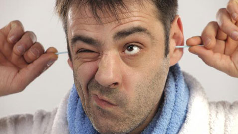 ما الذي يكشفه لون شمع الأذن عن صحتك؟