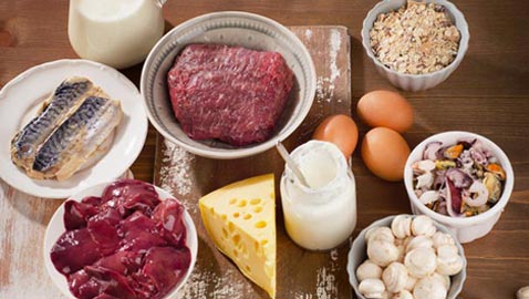أهم الأطعمة الغنية بالفيتامين B12 لعلاج نقصه