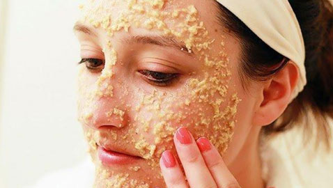 طرق لتقشير الوجه في الشتاء بخلطات طبيعية