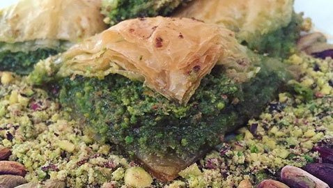بالفيديو والصور.. طبيب تركي يؤسس متحفا للبقلاوة