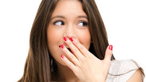 كيف تخلص فمك من رائحة الثوم والبصل؟