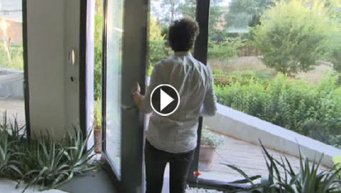 مهندس معماري يحول مرآب سيارات الى منزل فاخر.. فيديو