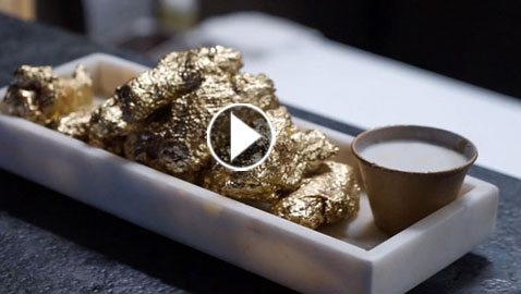 بالفيديو: أجنحة دجاج متبلّة بالذهب..فكم يبلغ سعرها؟
