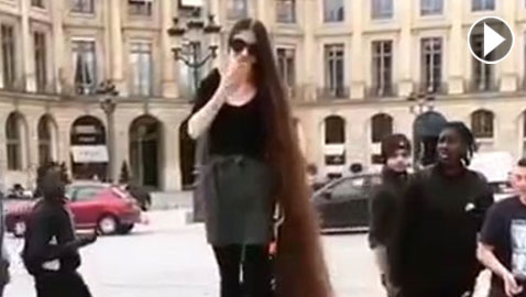 بالفيديو.. فتاة يابانية تستعرض جمال وطول شعرها وتذهل المارة