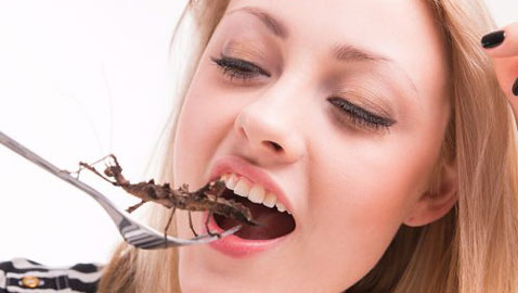 نساء أدمنّ على تناول ما هو أغرب من الغريب