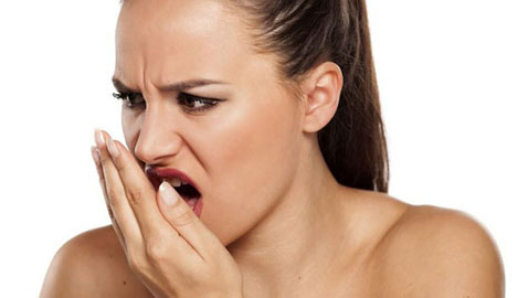 بهذه الطرق يمكنك التخلص من رائحة الفم الكريهة..