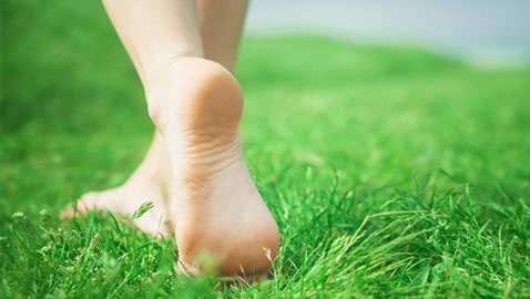 مجموعة فوائد صحية للمشي حافيا... ستهدشك!