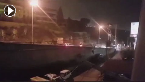 فيديو مروع.. سيارات تتصادم وترمي اثنين من فوق الجسر في بيروت