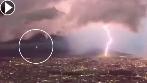 بالفيديو.. سقوط صحن طائر أثناء عاصفة رعدية ليلية في المكسيك
