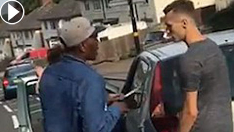 فيديو صادم.. رجل يهدد آخر بسكين أمام أطفاله الصغار في بريطانيا
