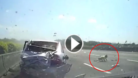 فيديو مروع.. طفل يطير من سيارة انقلبت في حادث ويرتمى على الطريق السريع!