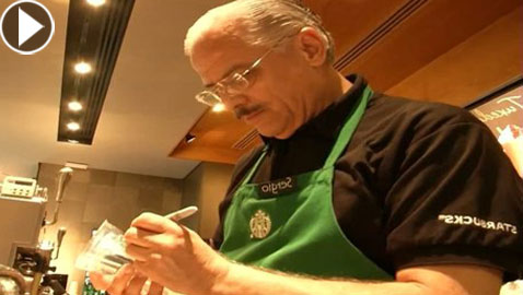 بالفيديو والصور: ستاربكس يفتح فرعا جديدا يعمل فيه فقط من تجاوز الـ55 عاما