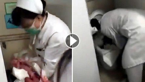 إنقاذ طفل حديث الولادة من الموت بعد أن تخلصت منه أمه في المرحاض! فيديو