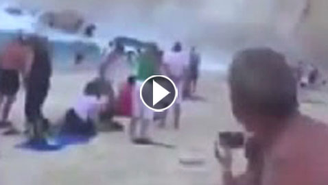 فيديو مروع: انهيار صخري على شاطئ يعج بالسياح
