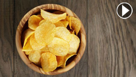 بالفيديو.. اليكم قصة إكتشاف أشهر وجبة خفيفة بالعالم