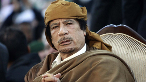 لأول مرة.. الكشف عن كيفية معرفة قتلة القذافي مكانه في يوم اغتياله