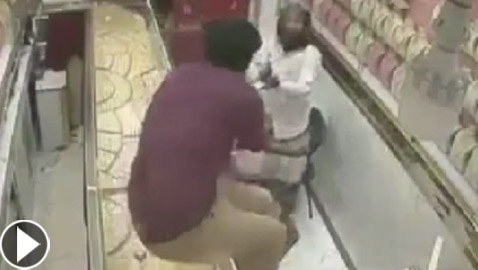 فيديو: شجاعة صاحب محل ذهب في صد عصابة لصوص مسلحة في اليمن