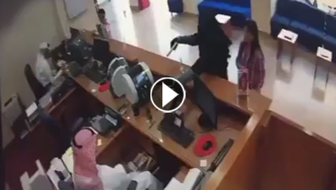 بالفيديو.. سطو مسلح على بنك في الكويت بنقاب وعباية ومسدس لعبة مزيف!