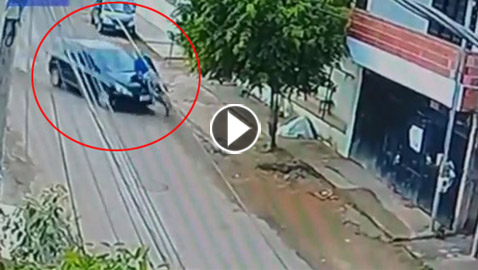 فيديو صادم: فتاة متهوّرة بدون رخصة قيادة تصدم سائق درّاجة نارية
