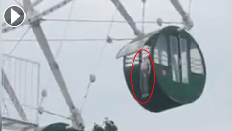 بالفيديو: صبي صغير يتعرض لحادث في لعبة ملاهي ويتدلى منها معلقا من رأسه