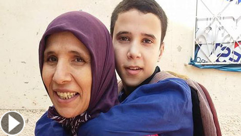 فيديو مؤثر.. أم مغربية تحمل ابنها المعاق يوميا على ظهرها إلى المدرسة!
