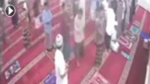 شاهدوا رد فعل مصلين في مسجد اثناء زلزال إندونيسيا 