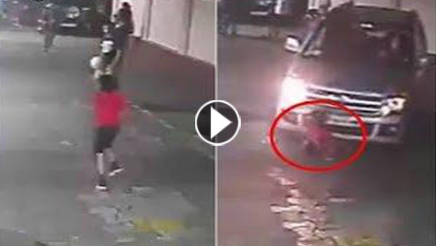 فيديو يوثق أعجوبة: طفل ينجو من الموت في الهند بعد مرور سيارة من فوقه