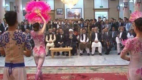 صور تثير ضجة كبيرة بسبب رقص فتيات بملابس ضيقة أمام متشددون أفغان
