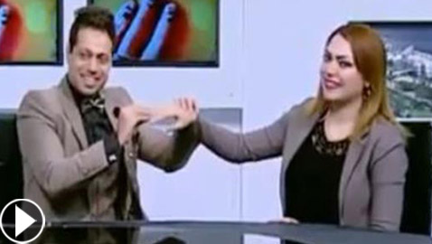 فيديو مذيع مصري يفاجئ زميلته ويطلب يدها على الهواء (بحبك يا سارة)