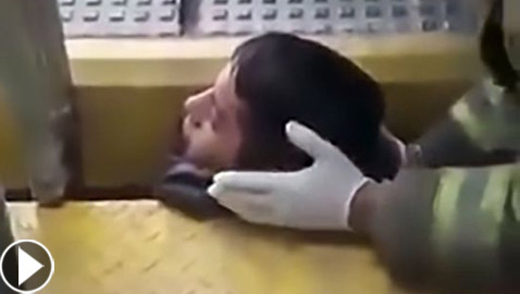 بالفيديو.. شاهدوا الدقائق المرعبة لإنقاذ شاب علق رأسه بين عربة قطار ورصيف!